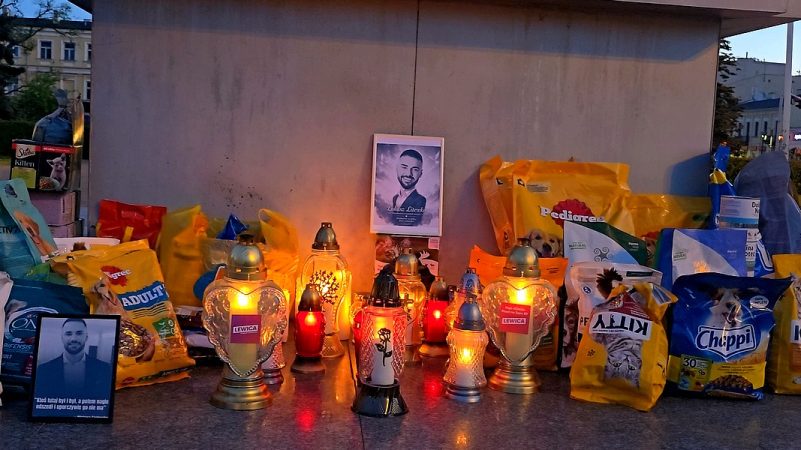 Mieszkańcy Włocławka zapalają znicze podczas upamiętnienia Łukasza Litewki.